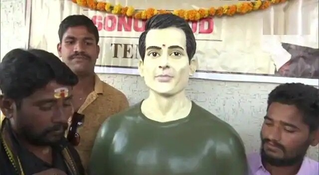 यादरम्यान स्थानिक लोकांनी सोनू सूद याची आरती करताना पाहण्यात आलं. त्यांनी मंदिरात जय हो सोनू सूद अशा घोषणा दिल्या. मंदिराची उभारणी लॉकडाऊनदरम्यान सोनू सूदने गरजुंना मदत केल्यानंतर करण्यात आली. या मंदिरात सोनू सूदची मूर्तीही बसविण्यात आली आहे. यादरम्यान स्थानिक लोकांनी सोनू सूद याची आरती करताना पाहण्यात आलं. त्यांनी मंदिरात जय हो सोनू सूद अशा घोषणा दिल्या. मंदिराची उभारणी लॉकडाऊनदरम्यान सोनू सूदने गरजुंना मदत केल्यानंतर करण्यात आली. या मंदिरात सोनू सूदची मूर्तीही बसविण्यात आली आहे.