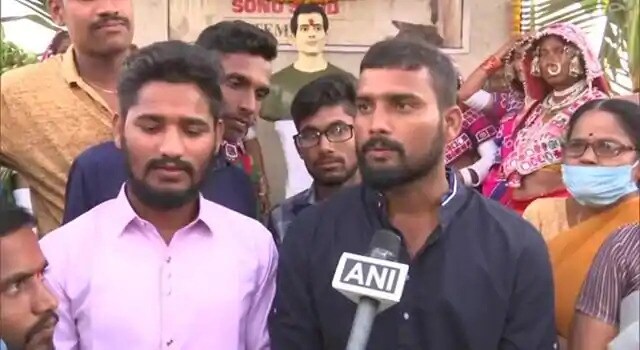 कोविड-09 मुळे लागू केलेल्या लॉकडाऊनदरम्याम सोनू सूदने अनेक प्रवाशी मजुरांची मदत केली होती. सोनू सूदने विविध राज्यातील मजुरांना त्यांच्या घरी पोहोचविण्यासाठी खूप मदत केली होती. त्यांनी वैयक्तिकपणे यात सहभागी होत मजुरांना खासगी बस करुन त्यांच्या घरी पोहोचविण्याची जबाबदारी घेतली. सोनू सूद याच्या कामाचं सर्वांनीच खूप कौतुक केलं आहे. कोविड-09 मुळे लागू केलेल्या लॉकडाऊनदरम्याम सोनू सूदने अनेक प्रवाशी मजुरांची मदत केली होती. सोनू सूदने विविध राज्यातील मजुरांना त्यांच्या घरी पोहोचविण्यासाठी खूप मदत केली होती. त्यांनी वैयक्तिकपणे यात सहभागी होत मजुरांना खासगी बस करुन त्यांच्या घरी पोहोचविण्याची जबाबदारी घेतली. सोनू सूद याच्या कामाचं सर्वांनीच खूप कौतुक केलं आहे.
