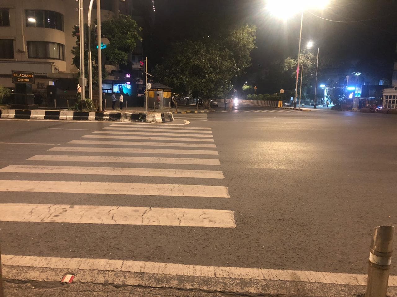 सागर कुलकर्णी, मुंबई, 23 डिसेंबर : कोरोनाच्या दुसऱ्या लाटेचा संभाव्य धोका टाळण्यासाठी राज्याचे मुख्यमंत्री उद्धव ठाकरे यांनी मंगळवारी रात्रीपासून राज्यात संचारबंदी लागू केली आहे. सागर कुलकर्णी, मुंबई, 23 डिसेंबर : कोरोनाच्या दुसऱ्या लाटेचा संभाव्य धोका टाळण्यासाठी राज्याचे मुख्यमंत्री उद्धव ठाकरे यांनी मंगळवारी रात्रीपासून राज्यात संचारबंदी लागू केली आहे.