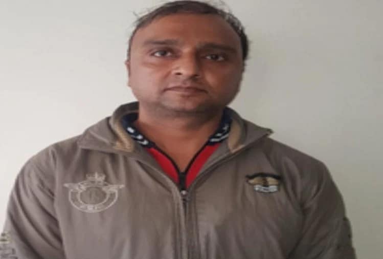पोलिसांनी दिलेल्या माहितीनुसार सैन्यातील एक जवानाने सायबर सेलमध्ये फसवणुकीचा गुन्हा दाखल केला होता. यानुसार मेरठमधील एका तरुणीने गँग तयार केली आहे. तिने सैन्यातील अनेक जवानांना हनी ट्रॅपमध्ये अडकवलं आहे. त्याचवेळी तरुणीने मुजफ्फरनगर निवासी असलेले सैन्यातील एका जवानांकडून सोन्याचे दागिनेही हस्तगत गेले होते. पोलिसांनी दिलेल्या माहितीनुसार सैन्यातील एक जवानाने सायबर सेलमध्ये फसवणुकीचा गुन्हा दाखल केला होता. यानुसार मेरठमधील एका तरुणीने गँग तयार केली आहे. तिने सैन्यातील अनेक जवानांना हनी ट्रॅपमध्ये अडकवलं आहे. त्याचवेळी तरुणीने मुजफ्फरनगर निवासी असलेले सैन्यातील एका जवानांकडून सोन्याचे दागिनेही हस्तगत गेले होते.