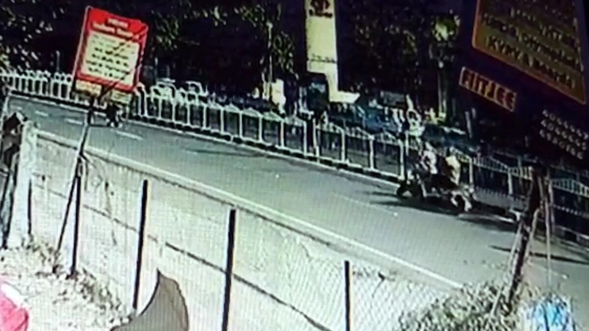 सोनवारी इंदूरमध्ये रस्तेअपघात मृत झालेल्या 19 वर्षीय विद्यार्थिनी तनिष्का सलूजाचा सीसीटीव्ही फुटेज आता समोर आला आहे. यामध्ये अपघाताचं कारण स्पष्ट झाल्याचे दिसून येत आहे. सोनवारी इंदूरमध्ये रस्तेअपघात मृत झालेल्या 19 वर्षीय विद्यार्थिनी तनिष्का सलूजाचा सीसीटीव्ही फुटेज आता समोर आला आहे. यामध्ये अपघाताचं कारण स्पष्ट झाल्याचे दिसून येत आहे.