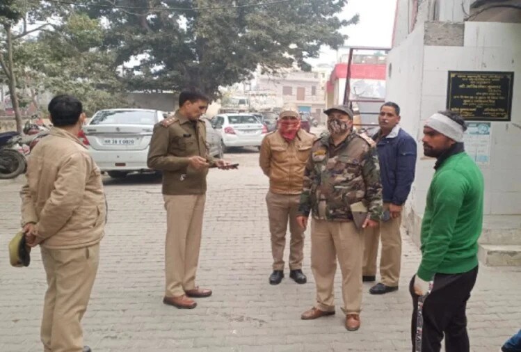 यानंतर तातडीने पोलीस घटनास्थळी दाखल झाली. यावेळी जावेद तेथेच होता. पोलिसांनी त्याचं एन्काऊंटर करावं यासाठी तो ओरडत होता. त्याला आता जगायचं नाही तर त्याला नरगिससोबत जायचं असं ओरडत होता. यानंतर तातडीने पोलीस घटनास्थळी दाखल झाली. यावेळी जावेद तेथेच होता. पोलिसांनी त्याचं एन्काऊंटर करावं यासाठी तो ओरडत होता. त्याला आता जगायचं नाही तर त्याला नरगिससोबत जायचं असं ओरडत होता.