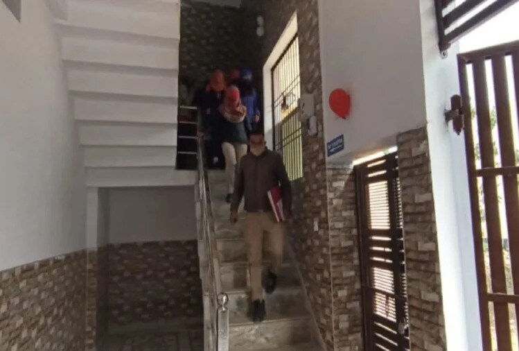 शांति निकेतन कॉलनीच्या आत हॉटेलमध्ये नववर्षाच्या पूर्व संध्येला हॉलेट सजवलं होतं. कॉलनीतील लोकांनी पोलिसांना याबाबत सूचना दिली. पार्टीच्या आड हॉटेलमध्ये चुकीचं काम सुरू होतं. शांति निकेतन कॉलनीच्या आत हॉटेलमध्ये नववर्षाच्या पूर्व संध्येला हॉलेट सजवलं होतं. कॉलनीतील लोकांनी पोलिसांना याबाबत सूचना दिली. पार्टीच्या आड हॉटेलमध्ये चुकीचं काम सुरू होतं.