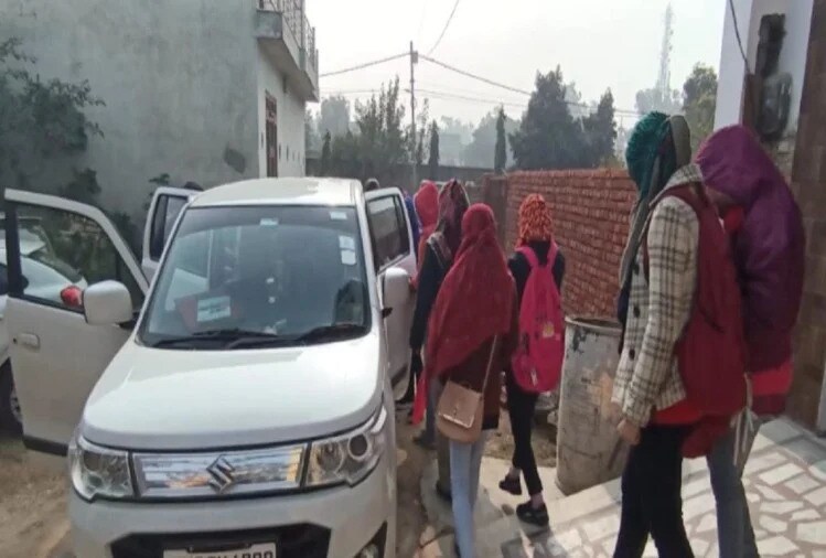 पोलिसांनी छापेमारी करीत खोलीचा तपास केला. येथे अनेक जोडपे आपत्तीजनक अवस्थेत सापडले. पोलिसांनी 10 तरुण आणि 7 तरुणींना ताब्यात घेतलं आहे. हॉटेलच्या खोलीत दारुच्या बाटल्या आणि आक्षेपार्ह वस्तू सापडल्या आहेत. यातील काही तरुण दारुच्या नशेत होते. कॉलनीतील लोकांनी घराच्या मालकाविरोधात कारवाई करण्याची मागणी केली आहे. पोलिसांनी छापेमारी करीत खोलीचा तपास केला. येथे अनेक जोडपे आपत्तीजनक अवस्थेत सापडले. पोलिसांनी 10 तरुण आणि 7 तरुणींना ताब्यात घेतलं आहे. हॉटेलच्या खोलीत दारुच्या बाटल्या आणि आक्षेपार्ह वस्तू सापडल्या आहेत. यातील काही तरुण दारुच्या नशेत होते. कॉलनीतील लोकांनी घराच्या मालकाविरोधात कारवाई करण्याची मागणी केली आहे.