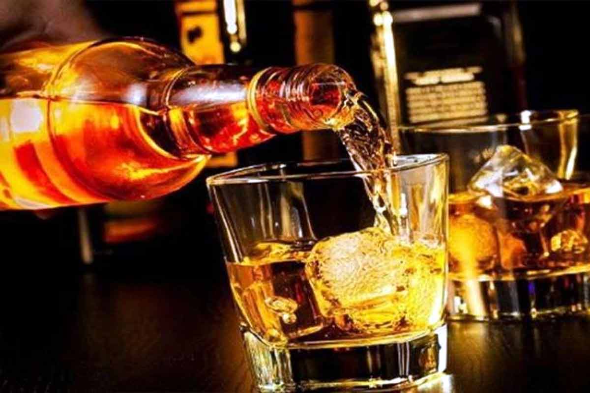 लॉकडाऊनमध्येही तळीरामांची चंगळ; पुण्यात फेसबुकवरून होतेय दारूची विक्री