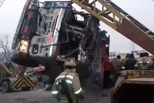 खडीने भरलेला ट्रक कारवर उलटून भीषण अपघात, 8 जणांचा जागीच मृत्यू