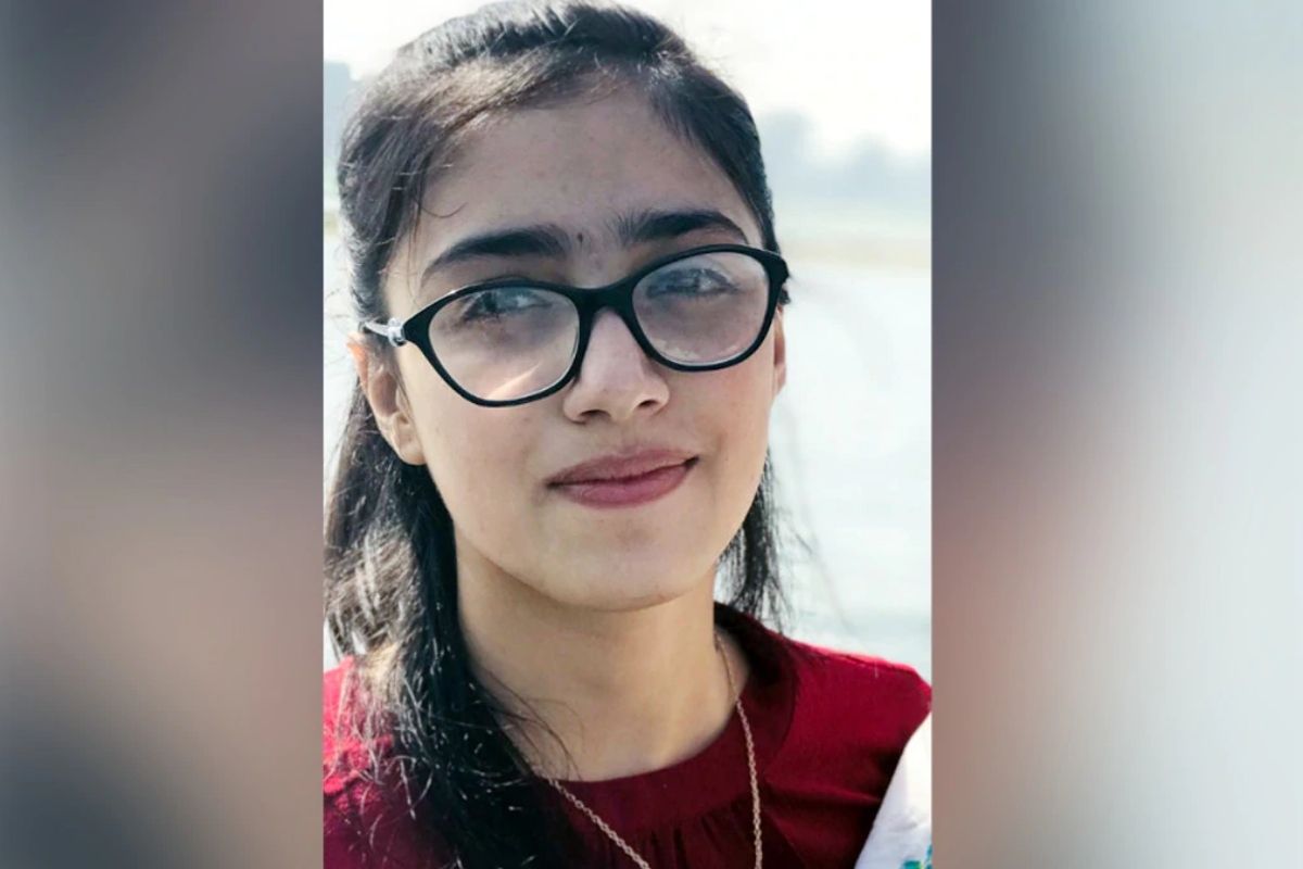 19 वर्षांची एक मुलगी आपल्या लेनमधून चालत होती, तेव्हा तिच्यासमोर जाणाऱ्या दुचाकीस्वाराने इंजिकेटरन न देता गाडी उजव्या बाजूला वळवली. यामुळे मागून येणाऱ्या मुलीचं संतुलन बिघडलं आणि टक्कर देत ती खाली कोसळली. यामध्येच महिलेचा मृत्यू झाला आहे. घटनेचा सीसीटीव्ही फुटेज समोर आलं आहे. 19 वर्षांची एक मुलगी आपल्या लेनमधून चालत होती, तेव्हा तिच्यासमोर जाणाऱ्या दुचाकीस्वाराने इंजिकेटरन न देता गाडी उजव्या बाजूला वळवली. यामुळे मागून येणाऱ्या मुलीचं संतुलन बिघडलं आणि टक्कर देत ती खाली कोसळली. यामध्येच महिलेचा मृत्यू झाला आहे. घटनेचा सीसीटीव्ही फुटेज समोर आलं आहे.