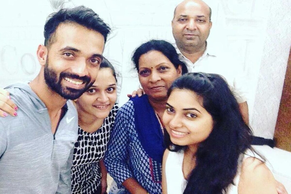 ऑस्ट्रेलियाविरुद्धच्या बॉक्सिंग डे टेस्टमध्ये अजिंक्य रहाणे (Ajinkya Rahane) ने धमाकेदार शतक केलं. विराटच्या अनुपस्थितीमध्ये रहाणेने कॅप्टन्स नॉक खेळत भारताला मजबूत स्थितीमध्ये पोहोचवलं. रहाणेचं टेस्ट क्रिकेटमधलं हे 12वं शतक आहे. क्रिकेटचा सगळ्यात कठीण फॉरमॅट म्हणून ओळख असणाऱ्या टेस्ट क्रिकेटमध्ये खेळण्यासाठी रहाणेला आणि त्याच्या पालकांना संघर्षही तितकाच करावा लागला. ऑस्ट्रेलियाविरुद्धच्या बॉक्सिंग डे टेस्टमध्ये अजिंक्य रहाणे (Ajinkya Rahane) ने धमाकेदार शतक केलं. विराटच्या अनुपस्थितीमध्ये रहाणेने कॅप्टन्स नॉक खेळत भारताला मजबूत स्थितीमध्ये पोहोचवलं. रहाणेचं टेस्ट क्रिकेटमधलं हे 12वं शतक आहे. क्रिकेटचा सगळ्यात कठीण फॉरमॅट म्हणून ओळख असणाऱ्या टेस्ट क्रिकेटमध्ये खेळण्यासाठी रहाणेला आणि त्याच्या पालकांना संघर्षही तितकाच करावा लागला.