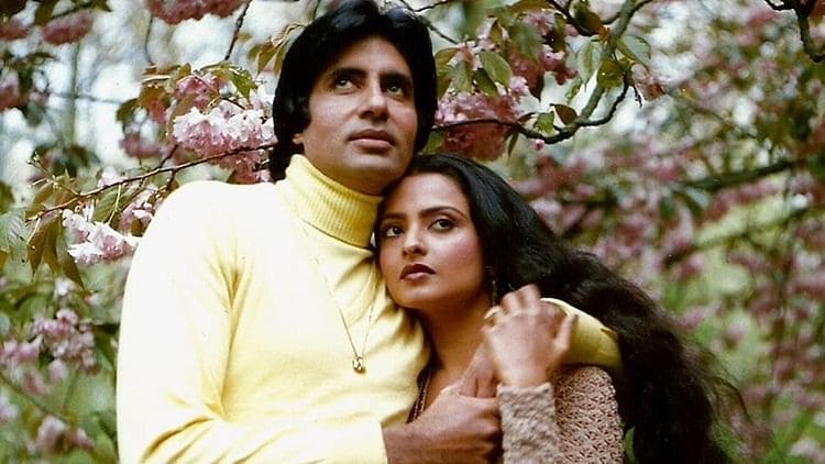 साधारण 80 च्या दशकात रेखा यांचं नाव अमिताभ बच्चन यांच्याशी जोडलं गेलं होतं. त्यांचं सिनेमात एकत्र काम करणं, रेखा यांचं एकटं राहणं याबद्दल अनेकांच्या मनामध्ये आजही कुतूहल आहे. साधारण 80 च्या दशकात रेखा यांचं नाव अमिताभ बच्चन यांच्याशी जोडलं गेलं होतं. त्यांचं सिनेमात एकत्र काम करणं, रेखा यांचं एकटं राहणं याबद्दल अनेकांच्या मनामध्ये आजही कुतूहल आहे.