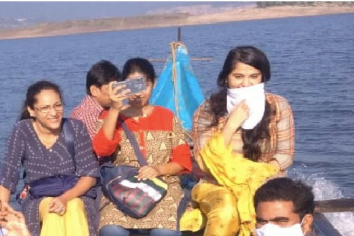 कोट्यावधींची मालकीण अन् नावेतून प्रवास; या अभिनेत्रीला ओळखलंत का? VIDEO