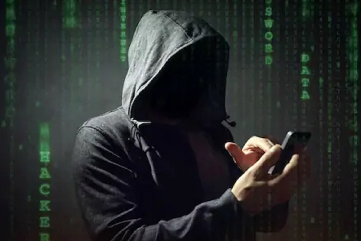 Mobile App डाउनलोड करताना सावधगिरी बाळगा; अन्यथा खाली होऊ शकतं बँक अकाउंट