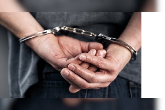 नातेवाईकाच्या लग्नात आला अन् पोलिसांच्या तावडीत सापडला, फरार आरोपीला फिल्मी स्टाईलनं अटक