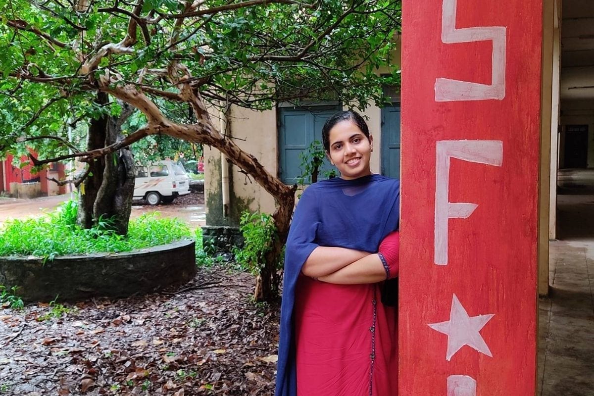 स्टुडंट फेडरेशन ऑफ इंडिया (SFI)या विद्यार्थी संघटनेत आर्या कार्यरत होत्या. SFI च्या पदाधिकाऱ्यांमध्ये त्यांचा समावेश आहे. आर्या यांनी महापालिकेची निवडणूक (Local Body Polls in 2020) पहिल्यांदाच लढवली. CPIM च्या जिल्हा सचिवालयानेच त्यांच्या उमेदवारीची शिफारस केली होती. तिरुवनंतपुरमच्या मुदवनमुगल (Mudavanmugal)वॉर्डातून त्या निवडून आल्या. एवढ्या लहान वयात नगरसेवक होण्याची संधी त्यांना मिळाली. पण त्याहून मोठा मान त्यांना शुक्रवारी मिळाला, जेव्हा त्यांची महापौरपदासाठी निवड झाली. स्टुडंट फेडरेशन ऑफ इंडिया (SFI)या विद्यार्थी संघटनेत आर्या कार्यरत होत्या. SFI च्या पदाधिकाऱ्यांमध्ये त्यांचा समावेश आहे. आर्या यांनी महापालिकेची निवडणूक (Local Body Polls in 2020) पहिल्यांदाच लढवली. CPIM च्या जिल्हा सचिवालयानेच त्यांच्या उमेदवारीची शिफारस केली होती. तिरुवनंतपुरमच्या मुदवनमुगल (Mudavanmugal)वॉर्डातून त्या निवडून आल्या. एवढ्या लहान वयात नगरसेवक होण्याची संधी त्यांना मिळाली. पण त्याहून मोठा मान त्यांना शुक्रवारी मिळाला, जेव्हा त्यांची महापौरपदासाठी निवड झाली.