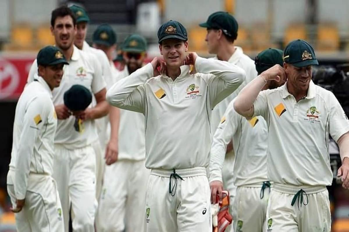 भारताविरुद्धच्या टेस्ट सीरिजमध्ये ऑस्ट्रेलियाचा (India vs Australia) 2-1ने पराभव झाला. या पराभवानंतर ऑस्ट्रेलियाच्या टीममध्ये मोठे बदल होतील, असं बोललं जाऊ लागलं आहे. भारताविरुद्धच्या टेस्ट सीरिजमध्ये ऑस्ट्रेलियाची बॅटिंग अपयशी ठरली. त्यामुळे भविष्यात टेस्ट मॅचसाठी मधल्या फळीत नव्या खेळाडूंना संधी मिळण्याची शक्यता बळावली आहे. काहींनी तर ऑस्ट्रेलियाने आक्रमक बॅट्समन ग्लेन मॅक्सवेल (Glenn Maxwell) याची टेस्ट टीममध्ये निवड करण्याची मागणी केली आहे. भारताविरुद्धच्या टेस्ट सीरिजमध्ये ऑस्ट्रेलियाचा (India vs Australia) 2-1ने पराभव झाला. या पराभवानंतर ऑस्ट्रेलियाच्या टीममध्ये मोठे बदल होतील, असं बोललं जाऊ लागलं आहे. भारताविरुद्धच्या टेस्ट सीरिजमध्ये ऑस्ट्रेलियाची बॅटिंग अपयशी ठरली. त्यामुळे भविष्यात टेस्ट मॅचसाठी मधल्या फळीत नव्या खेळाडूंना संधी मिळण्याची शक्यता बळावली आहे. काहींनी तर ऑस्ट्रेलियाने आक्रमक बॅट्समन ग्लेन मॅक्सवेल (Glenn Maxwell) याची टेस्ट टीममध्ये निवड करण्याची मागणी केली आहे.