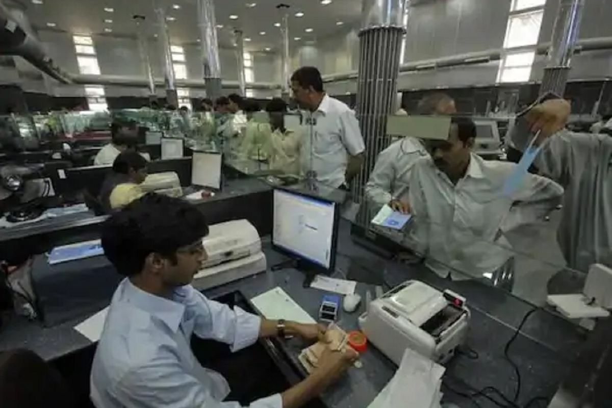 तुमच्या बँक अकाऊंटला Aadhaar लिंक आहे ना? नाहीतर बसेल मोठा फटका