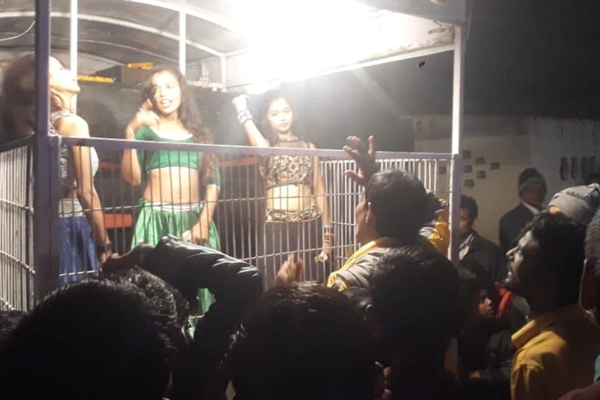 पिंजऱ्यात कैद बारबाला आणि लोकल गाण्यांवर अश्लील नृत्य. ही घटना उत्तर प्रदेशातून आजमगढमध्ये पाहायला मिळाली. येथे कोरोनाच्या काळात मास्कशिवाय आणि सोशल डिस्टन्सिंगचे नियम पायदळी तुडवड मोठी गर्दी करण्यात आली होती. पिंजऱ्यात कैद बारबाला आणि लोकल गाण्यांवर अश्लील नृत्य. ही घटना उत्तर प्रदेशातून आजमगढमध्ये पाहायला मिळाली. येथे कोरोनाच्या काळात मास्कशिवाय आणि सोशल डिस्टन्सिंगचे नियम पायदळी तुडवड मोठी गर्दी करण्यात आली होती.