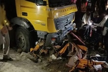 मित्राला दिल्या सुखी संसाराच्या शुभेच्छा,ट्रकच्या धडकेत 4 मित्र जागीच ठार मित्राला दिल्या सुखी संसाराच्या शुभेच्छा,ट्रकच्या धडकेत 4 मित्र जागीच ठार