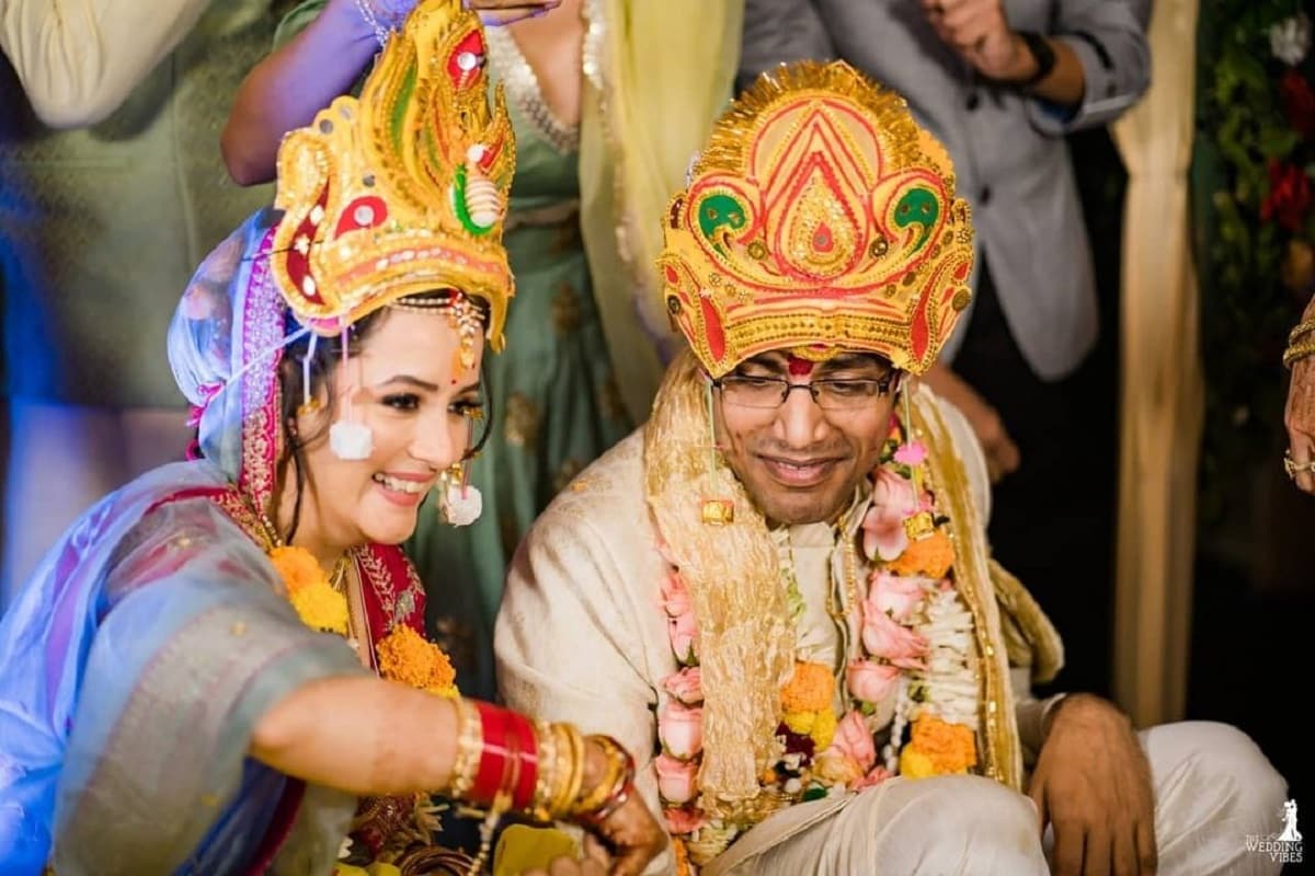 मर्डर 2 चित्रपटातील अभिनेत्री सुलग्ना पाणीग्रहीने कॉमेडियन बिस्वा कल्याण रथसोबत लग्नगाठ बांधली आहे. सोशल मीडियावर त्यांच्या लग्नाचे फोटो सध्या व्हायरल होत आहेत. मर्डर 2 चित्रपटातील अभिनेत्री सुलग्ना पाणीग्रहीने कॉमेडियन बिस्वा कल्याण रथसोबत लग्नगाठ बांधली आहे. सोशल मीडियावर त्यांच्या लग्नाचे फोटो सध्या व्हायरल होत आहेत.