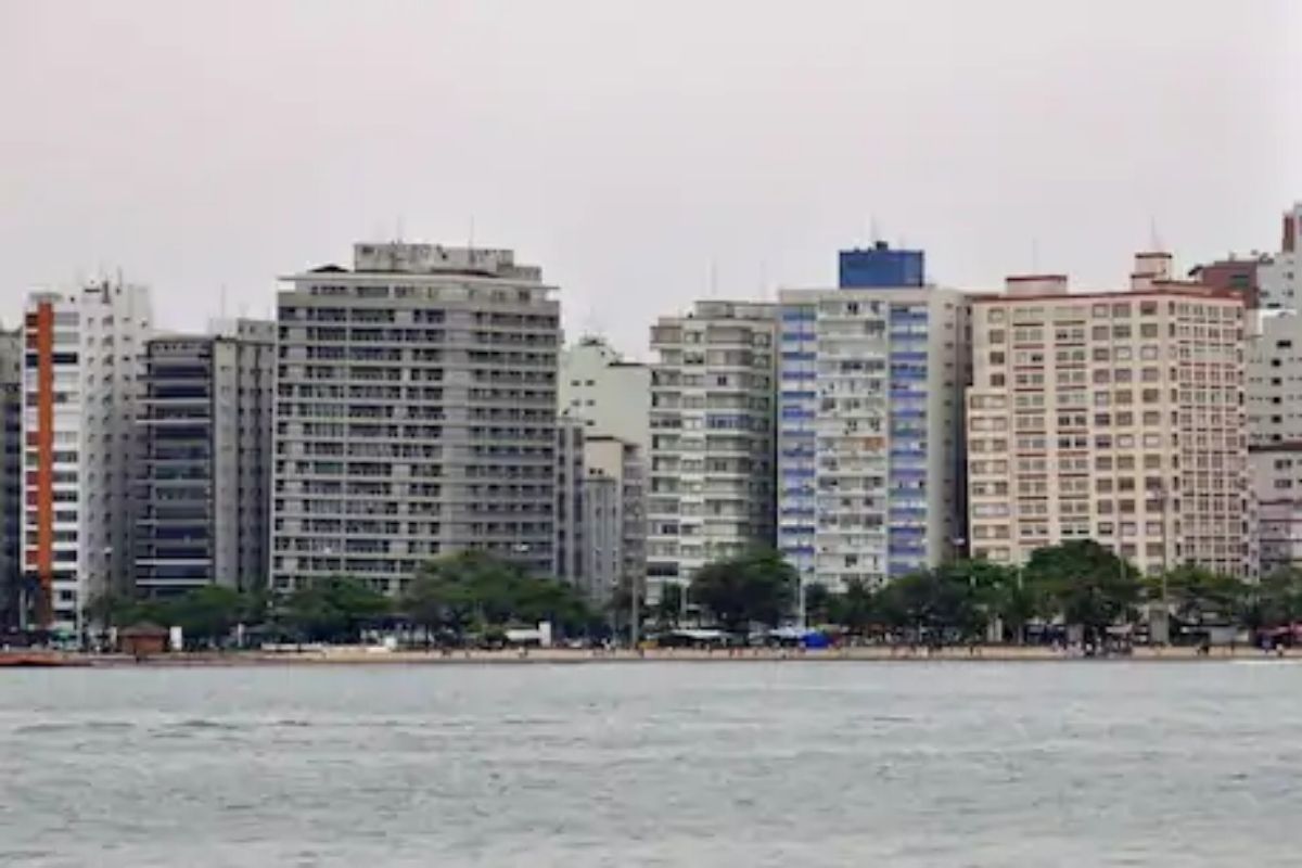 वास्तुशास्त्राचा अनोखा अविष्कार! फुटबाॅलपटू पेलेशिवाय झुकलेल्या इमारतींच आकर्षण