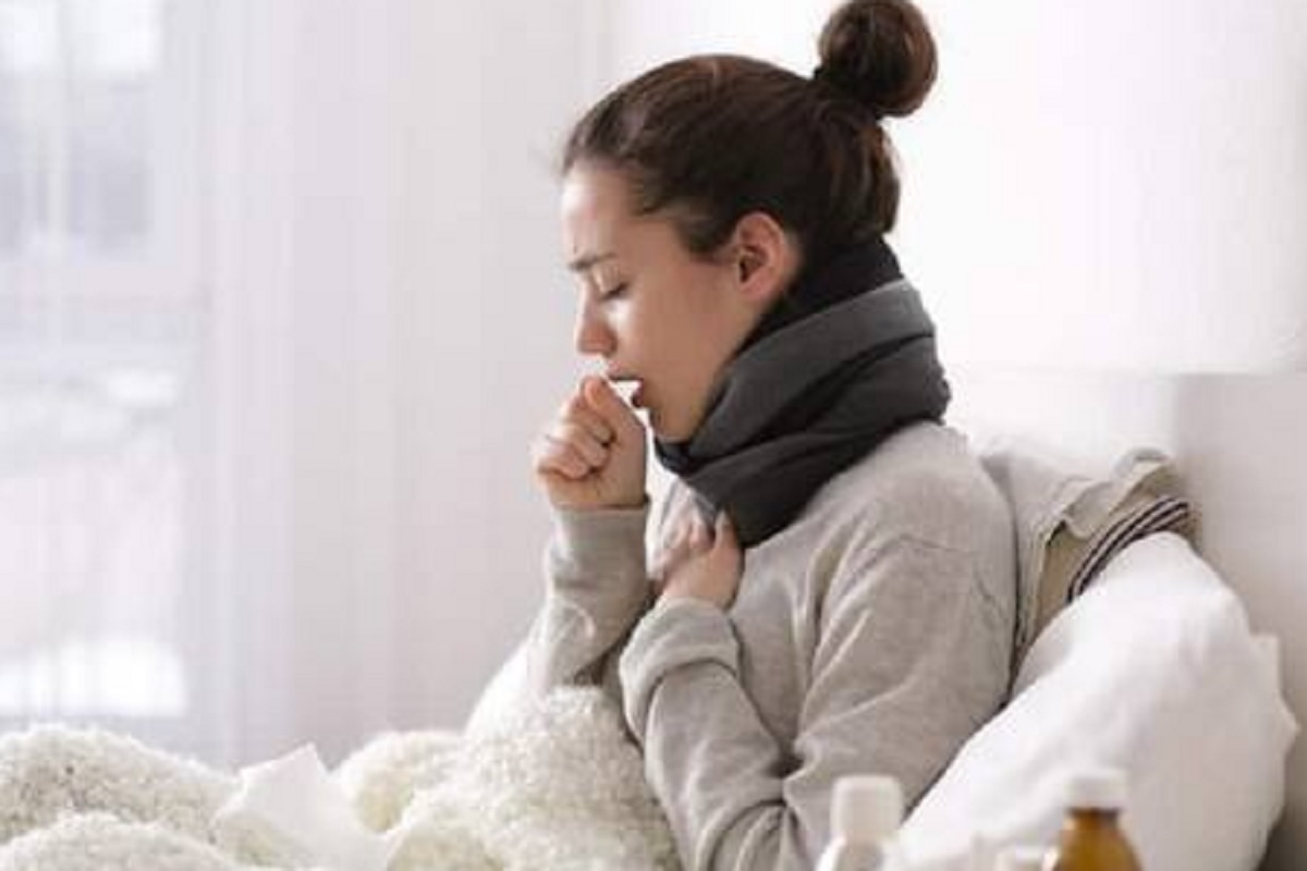 रोग प्रतिकारशक्ती मजबूत करण्यात याचा खूप फायदा होतो. त्यातील व्हिटॅमिन सी आणि पोटॅशियम रोगप्रतिकार शक्ती मजबूत करतं. रिकाम्या पोटी लिंबू पाणी पिण्यामुळे शरीरात पोषकद्रव्यं अधिक चांगल्या प्रकारे शोषली जातात. त्यामुळे आजारी पडण्याचा धोका कमी असतो.