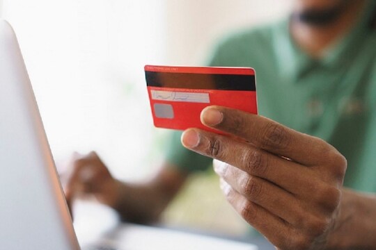 कॉन्टॅक्टलेस डेबिट, क्रेडीट कार्ड म्हणजे काय? ‘रूपे’द्वारे (Rupay)जारी करण्यात आलेल्या डेबिट, क्रेडीट कार्डद्वारे विशिष्ट मर्यादेपर्यंत कार्ड स्वाईप न करता, पिन क्रमांक न टाकता, पेमेंट करता येते.  नॅशनल कॉमन मोबिलिटी कार्ड (National Common Mobility Card)म्हणूनही याचा उपयोग करता येतो. मेट्रोच्या स्मार्ट कार्डप्रमाणे याचा वापर करून ग्राहक प्रवासही करू शकतात. आता देशातील सर्व बँका रूपेची नवीन डेबिट आणि क्रेडिट कार्ड जारी करतील त्यामध्ये नॅशनल कॉमन मोबिलिटी कार्ड (National Common Mobility Card) हे फिचर अंतर्भूत असेल. इतर कोणत्याही वॉलेट सारखे हे काम करेल. 