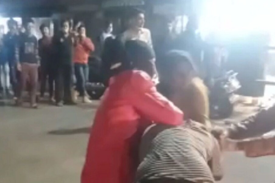 मध्य प्रदेशातील (Madhya Pradesh) इंदूर येथे रस्त्यावर चालणाऱ्या पादचाऱ्यांना चाकू दाखवून घाबरवणाऱ्या दोन 'लेडी डॉन'ला पोलिसांनी ताब्यात घेतलं आहे. सांगितलं जात आहे की, याच दोन महिलांनी काही दिवसांपूर्वी तुकोगंज पोलीस ठाणे हद्दीतील एका दुकानात तरुणीला मारहाण केली होती. 