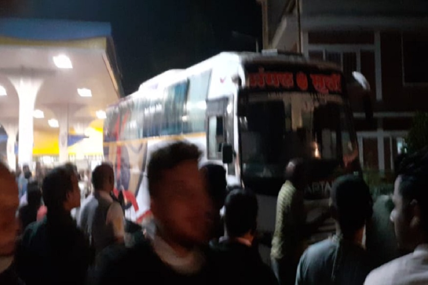 रत्नागिरीत मोठा अनर्थ टळला, पेट्रोल पंपावरच खासगी बसला लागली आग आणि...