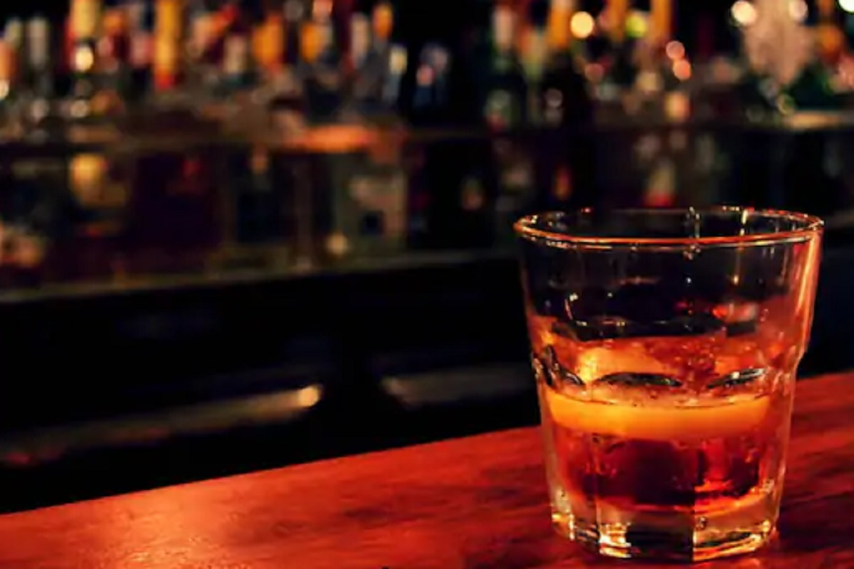 LOCKDOWN मध्ये liquorची चिंता मिटली; रांगेत उभं राहणं सोडा, 'या' Appsच्या माध्यमातून घरबसल्या करा ऑर्डर