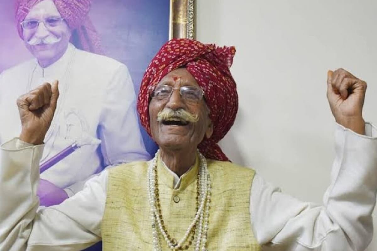 आज 'फेटेवाले आजोबा' म्हणून घराघरात धर्मपाल गुलाटी पोहोचले आहेत. वर्षानुवर्षे MDH ची अनेक उत्पादनं घराघरात पाहायला मिळतात. पाकिस्तानातून भारतात आलेले कुटुंब, वडिलांचा मसाल्याचा व्यवसाय एवढच नव्हे तर कुटुंबासाठी टांगाचालकाचं केलेलं काम.. असे अनेक चढउतार महाशय धर्मपाल गुलाटी यांच्या आयुष्यात आले आहेत. जाणून घेऊया त्यांच्याबाबत माहित नसलेल्या या गोष्टी आज 'फेटेवाले आजोबा' म्हणून घराघरात धर्मपाल गुलाटी पोहोचले आहेत. वर्षानुवर्षे MDH ची अनेक उत्पादनं घराघरात पाहायला मिळतात. पाकिस्तानातून भारतात आलेले कुटुंब, वडिलांचा मसाल्याचा व्यवसाय एवढच नव्हे तर कुटुंबासाठी टांगाचालकाचं केलेलं काम.. असे अनेक चढउतार महाशय धर्मपाल गुलाटी यांच्या आयुष्यात आले आहेत. जाणून घेऊया त्यांच्याबाबत माहित नसलेल्या या गोष्टी