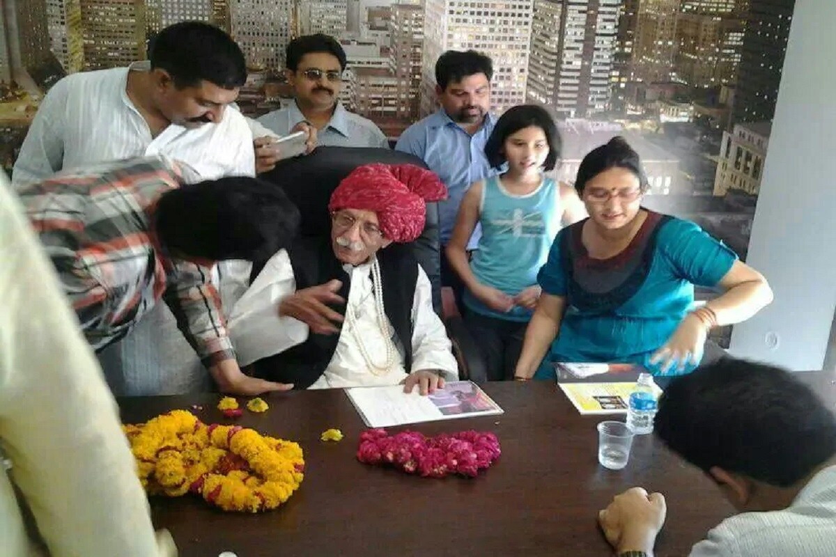 'एमडीएच'ची वार्षिक उलाढाल 1500 कोटींच्याही वर आहे. त्यांच्या कंपनीकडे 15 कारखाने असून 1000 डिलर्सचं जाळं आहे. 'एमडीएच'ची वार्षिक उलाढाल 1500 कोटींच्याही वर आहे. त्यांच्या कंपनीकडे 15 कारखाने असून 1000 डिलर्सचं जाळं आहे.