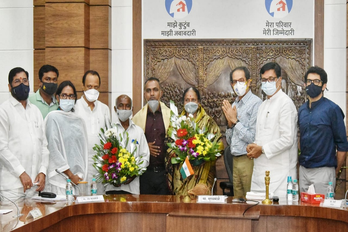 जगात गाजलेला ‘डिसले पॅटर्न’ आता राज्यभर राबविणार, गुरुजींचा केला मुख्यमंत्र्यांनी सत्कार