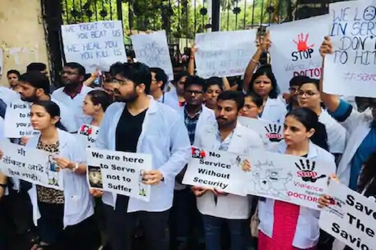 देशभरात डॉक्टरांचा आज संप, कोव्हिड सेंटर सुरू तर 'या' सेवा राहणार बंद