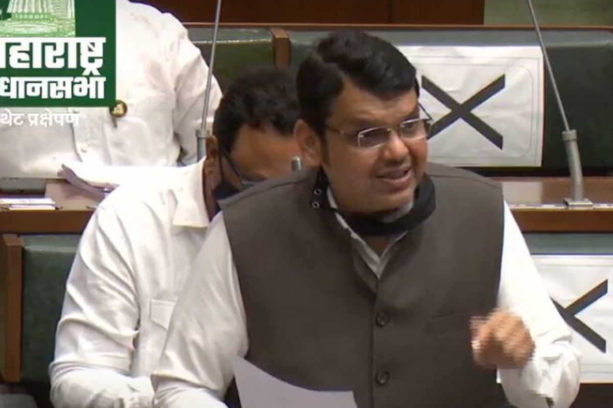 मुख्यमंत्र्यांचा एकेरी उल्लेख झाल्यानंतर मोठा गोंधळ, फडणवीस यांनी व्यक्त केली दिलगिरी