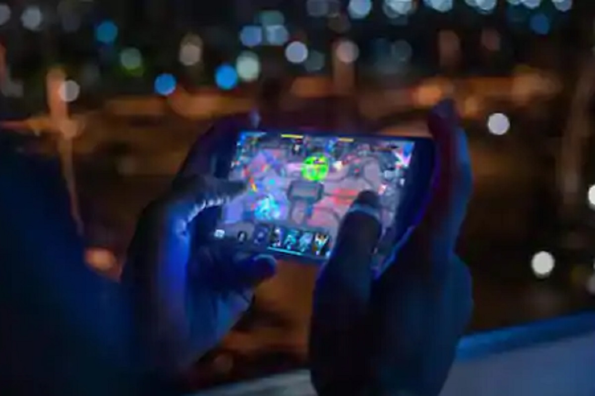 ऑनलाइन क्लासच्या बहाण्याने रात्रंदिवस मोबाइलवर गेम खेळायचा विद्यार्थी; अचानक मृत्यूमुळे कुटुंबाला धक्का