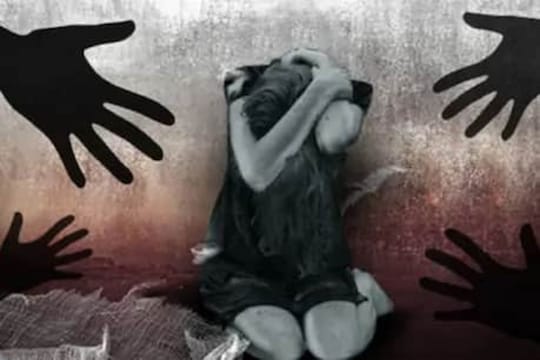धक्कादायक! प्रियकराला मारहाण करुन तरुणीवर सामूहिक बलात्कार