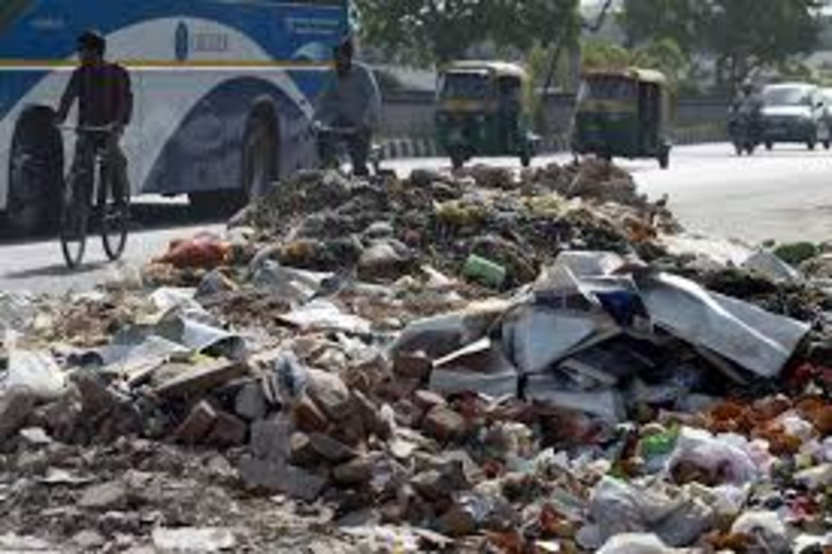 पालिकेचा असंवेदनशीलपणा! Tax भरला नाही म्हणून घरासमोर टाकला कचरा, धक्क्यानं महिलेचा मृत्यू