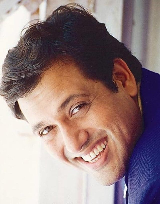 नोकरीच्या शोधात असलेला गोविंदा मोठ्या फाईव्ह स्टार हॉटेलमध्ये इंटरव्ह्यू साठी गेला होता. त्यावेळी इंग्लिश न बोलता आल्यामुळे त्याला ती नोकरी मिळाली नव्हती. गोविंदा अतिशय हताश झाला होता. नोकरीच्या शोधात असलेला गोविंदा मोठ्या फाईव्ह स्टार हॉटेलमध्ये इंटरव्ह्यू साठी गेला होता. त्यावेळी इंग्लिश न बोलता आल्यामुळे त्याला ती नोकरी मिळाली नव्हती. गोविंदा अतिशय हताश झाला होता.