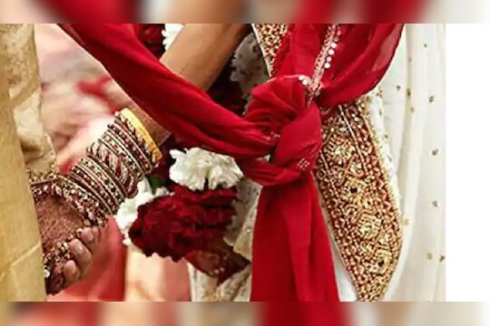 2 लाख हुंडा घेऊन एकीशी साखरपुडा; लग्न मात्र दुसरीशीच, नवरदेवासह 7 जणांवर गुन्हा