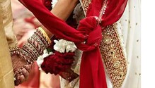 2 लाख हुंडा घेऊन एकीशी साखरपुडा; लग्न मात्र दुसरीशीच, नवरदेवासह 7 जणांवर गुन्हा 2 लाख हुंडा घेऊन एकीशी साखरपुडा; लग्न मात्र दुसरीशीच, नवरदेवासह 7 जणांवर गुन्हा
