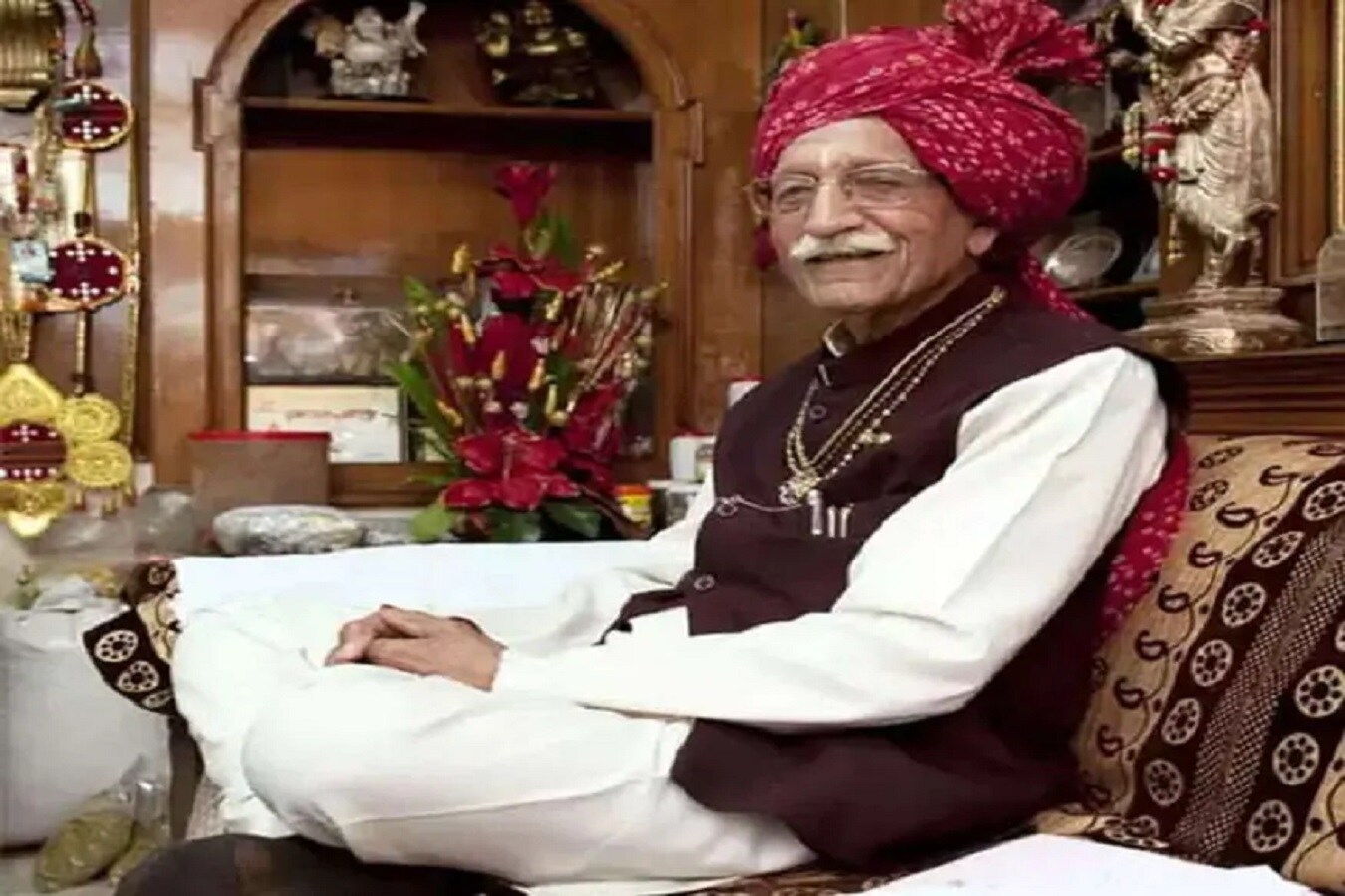 फक्त पाचवी पर्यंत शिक्षण झालेल्या या आजोबांनी बड्या बड्या उद्योगपतींना मागे टाकत 2017 मध्ये देशातील सर्वात श्रीमंत सीईओ होण्याचा मान पटकावला होता. फक्त पाचवी पर्यंत शिक्षण झालेल्या या आजोबांनी बड्या बड्या उद्योगपतींना मागे टाकत 2017 मध्ये देशातील सर्वात श्रीमंत सीईओ होण्याचा मान पटकावला होता.