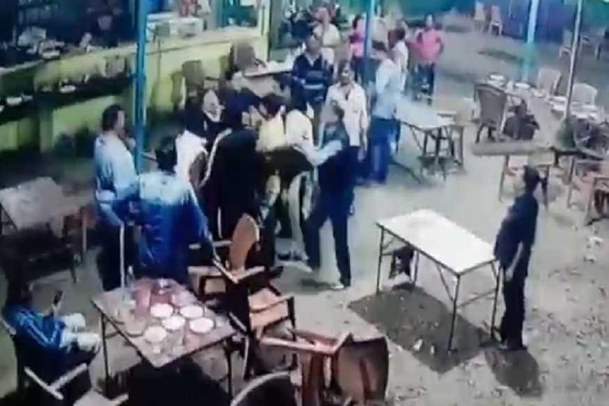 जळगावमध्ये महाजन-खडसे समर्थकांमध्ये राडा, एकाने पिस्तूल काढल्यामुळे घटनास्थळी तणाव