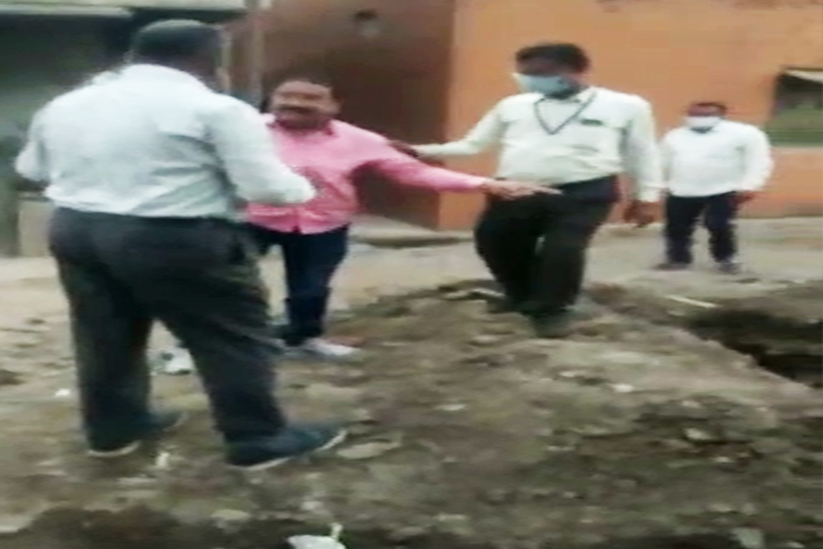भाजप नगरसेवकाने अधिकाऱ्याला चोपले, खड्ड्यात ढकलून देण्याचा केला प्रयत्न, VIDEO