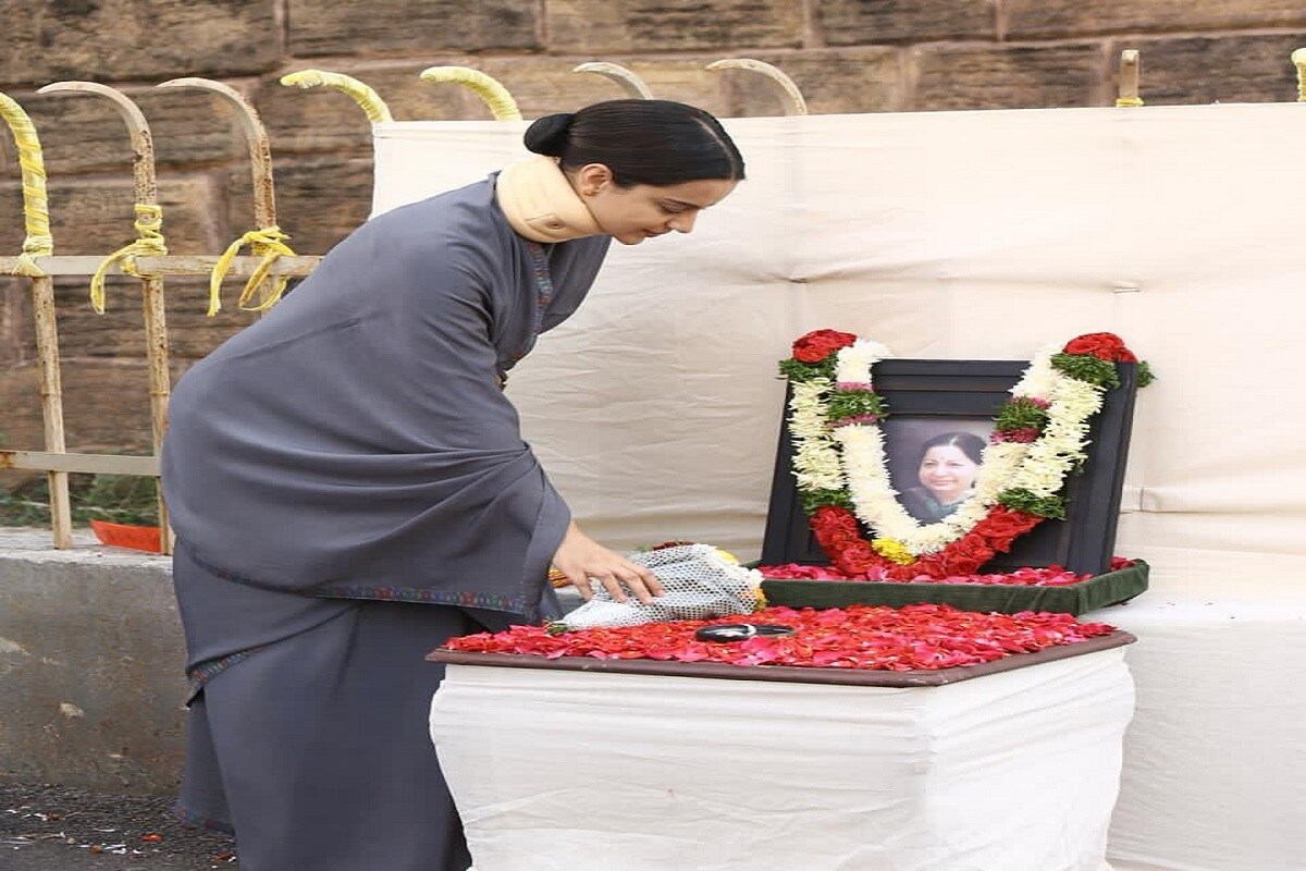 नेहमीच भडक वक्तव्य करुन कोणत्या ना कोणत्या वादात अडकणारी अभिनेत्री कंगना रणौत (Kangna Ranaut) थलायवी सिनेमाच्या शूटिंगमध्ये व्यस्त आहे. या सिनेमाचं दिग्दर्शन ए.एल विजय (A L Vijay) यांनी केलं आहे. नेहमीच भडक वक्तव्य करुन कोणत्या ना कोणत्या वादात अडकणारी अभिनेत्री कंगना रणौत (Kangna Ranaut) थलायवी सिनेमाच्या शूटिंगमध्ये व्यस्त आहे. या सिनेमाचं दिग्दर्शन ए.एल विजय (A L Vijay) यांनी केलं आहे.