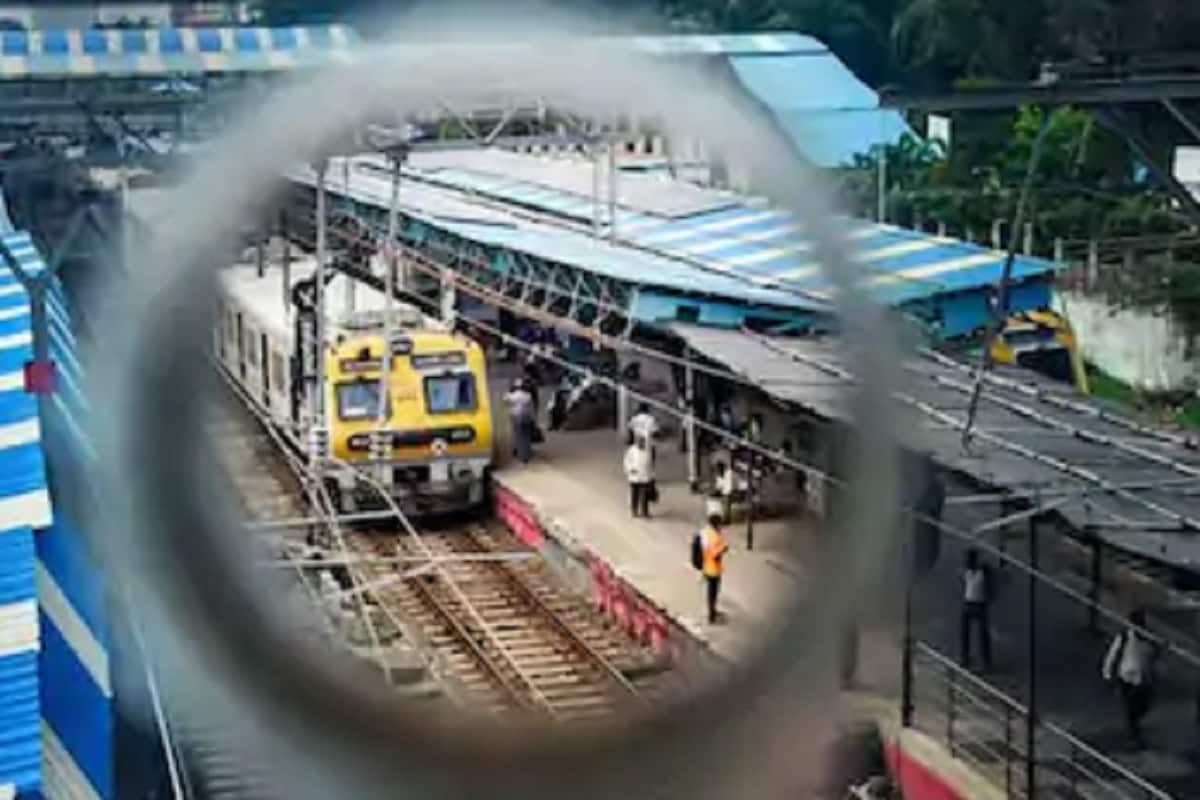 मुंबईच्या लोकलच्या फेऱ्या कमी करून आवश्यक सेवेतील कर्मचाऱ्यांसाठीच पुन्हा लोकल सुरू ठेवण्याचा विचार होऊ शकतो, असं कॅबिनेट मंत्री विजय वडेट्टीवार यांनी सांगितलं. मुंबईच्या लोकलच्या फेऱ्या कमी करून आवश्यक सेवेतील कर्मचाऱ्यांसाठीच पुन्हा लोकल सुरू ठेवण्याचा विचार होऊ शकतो, असं कॅबिनेट मंत्री विजय वडेट्टीवार यांनी सांगितलं.