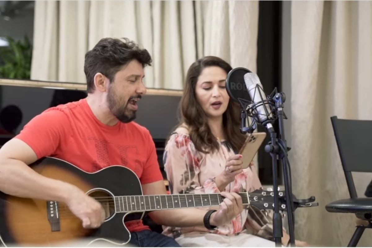 VIDEO: माधुरी दीक्षित झाली गायिका, पती झाले गिटारिस्ट; नेने कुटुंबाने घरातच सुरू केला बँड