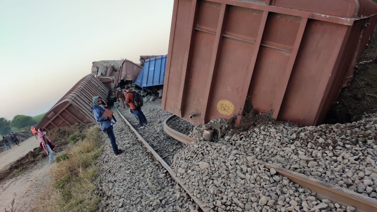 रेल्वेमार्ग दुरुस्त होण्यास वेळ लागणार असल्यामुळे या मार्गावरील रेल्वे वाहतूक बऱ्याच वेळेसाठी ठप्प राहणार आहे. रेल्वेमार्ग दुरुस्त होण्यास वेळ लागणार असल्यामुळे या मार्गावरील रेल्वे वाहतूक बऱ्याच वेळेसाठी ठप्प राहणार आहे.