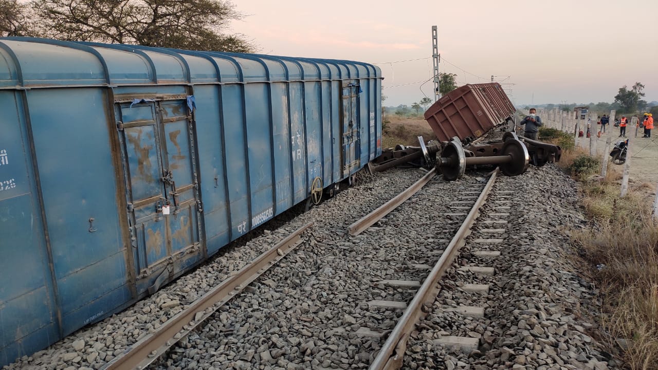 पहाटे मनमाड- दौंड रेल्वेमार्गावरील श्रीगोंदा रेल्वे स्थानकानजिक दौंडकडून नगरच्या दिशेने जाणाऱ्या मालवाहतूक रेल्वेचे 12 डबे रुळावरून घसरल्याने मोठा अपघात झाला. पहाटे मनमाड- दौंड रेल्वेमार्गावरील श्रीगोंदा रेल्वे स्थानकानजिक दौंडकडून नगरच्या दिशेने जाणाऱ्या मालवाहतूक रेल्वेचे 12 डबे रुळावरून घसरल्याने मोठा अपघात झाला.