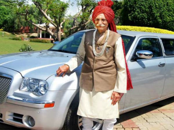 धर्मपाल गुलाटी हेच कंपनीचे सीईओ आहेत. त्याचं वार्षिक वेतन पाहून कुणालाही आर्श्चयाला धक्का बसल्याशिवाय राहणार नाही. तीन वर्षांपूर्वी त्यांचं वार्षिक वेतन हे 24 कोटी रुपये होतं. त्याचबरोबर कंपनीत त्यांचा 80 टक्के हिस्साही आहे. आपल्या वेतनामधला 90 टक्के हिस्सा आपण सामाजिक कार्यासाठी देतो असा त्यांचा दावा आहे. धर्मपाल गुलाटी हेच कंपनीचे सीईओ आहेत. त्याचं वार्षिक वेतन पाहून कुणालाही आर्श्चयाला धक्का बसल्याशिवाय राहणार नाही. तीन वर्षांपूर्वी त्यांचं वार्षिक वेतन हे 24 कोटी रुपये होतं. त्याचबरोबर कंपनीत त्यांचा 80 टक्के हिस्साही आहे. आपल्या वेतनामधला 90 टक्के हिस्सा आपण सामाजिक कार्यासाठी देतो असा त्यांचा दावा आहे.
