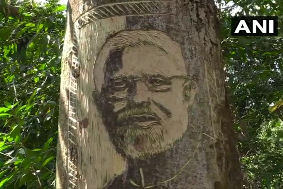 भारताचे पंतप्रधान नरेंद्र मोदी यांचं मंदिर बांधणं, त्यांची पूजा करणं किंवा त्यांची एखादी मुर्ती तयार करणं, हे देशासाठी आता नवं नाही. देशभरातील त्यांच्या अनुयायांनी अनेकदा अशाप्रकारचे प्रयोग करून नरेंद्र मोदी यांच्या कामाचा गौरव केला आहे. पण ओडिशा राज्यातील एका तरुणाने मात्र थोडीशी वेगळी कल्पना लढवली आहे. त्यानं चक्क झाडाच्या बुंद्यावर पंतप्रधान नरेंद्र मोदी यांचं चित्र कोरलं आहे. भारताचे पंतप्रधान नरेंद्र मोदी यांचं मंदिर बांधणं, त्यांची पूजा करणं किंवा त्यांची एखादी मुर्ती तयार करणं, हे देशासाठी आता नवं नाही. देशभरातील त्यांच्या अनुयायांनी अनेकदा अशाप्रकारचे प्रयोग करून नरेंद्र मोदी यांच्या कामाचा गौरव केला आहे. पण ओडिशा राज्यातील एका तरुणाने मात्र थोडीशी वेगळी कल्पना लढवली आहे. त्यानं चक्क झाडाच्या बुंद्यावर पंतप्रधान नरेंद्र मोदी यांचं चित्र कोरलं आहे.