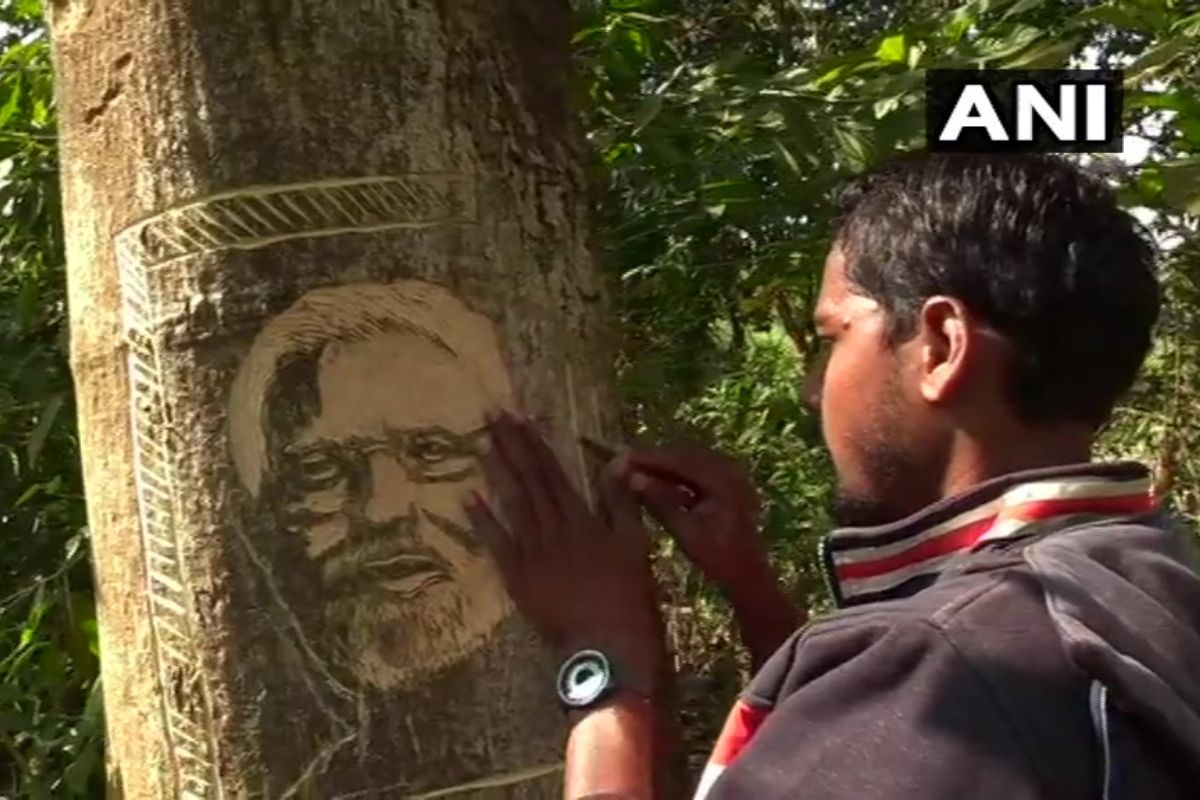 ओडिशा राज्यातील मयुरभंज येथील सिमिलीपाल नॅशनल पार्क मधील झाडांच्या बुद्यांवर हे चित्र रेखाटलं आहे. देशात पहिल्यांदाच अशाप्रकारे झाडावर नरेंद्र मोदी यांचं चित्र कोरलं आहे. परदेशात अनेकदा आपल्याला अशाप्रकारची कला पाहायला मिळते. तेथिल कलावर झाडावर अनेक प्रकारची चित्र काढून सामाजिक जनजागृती करण्याचा प्रयत्न करत असतात. ओडिशा राज्यातील मयुरभंज येथील सिमिलीपाल नॅशनल पार्क मधील झाडांच्या बुद्यांवर हे चित्र रेखाटलं आहे. देशात पहिल्यांदाच अशाप्रकारे झाडावर नरेंद्र मोदी यांचं चित्र कोरलं आहे. परदेशात अनेकदा आपल्याला अशाप्रकारची कला पाहायला मिळते. तेथिल कलावर झाडावर अनेक प्रकारची चित्र काढून सामाजिक जनजागृती करण्याचा प्रयत्न करत असतात.